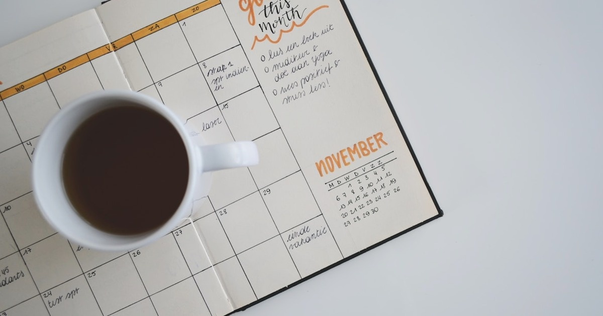 Equipo creativo trabajando en estrategia digital